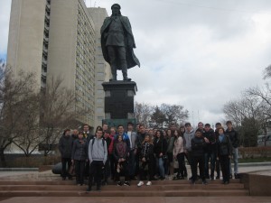 Студенты у памятника капитану Я.В.Дьяченко